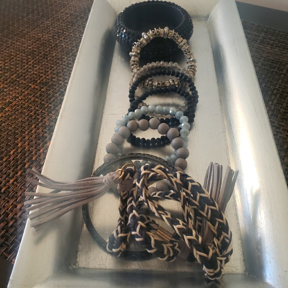 CLOSET CLEARING SALE ✨️✨️BLACK & GREY GLAM ROCK BRACELET SET